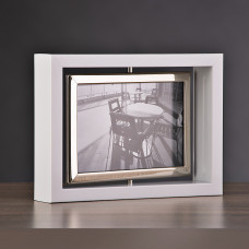 Portarretrato Giratorio Blanco / Silver Haus elaborado con marco de aluminio y protección de vidrio.